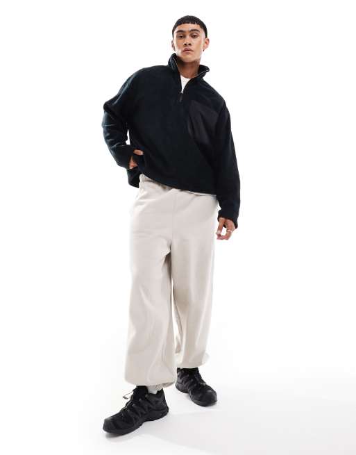 ASOS DESIGN – Super-Oversize-Sweatshirt in Schwarz aus Fleece mit kurzem Reißverschluss, 3 von 4