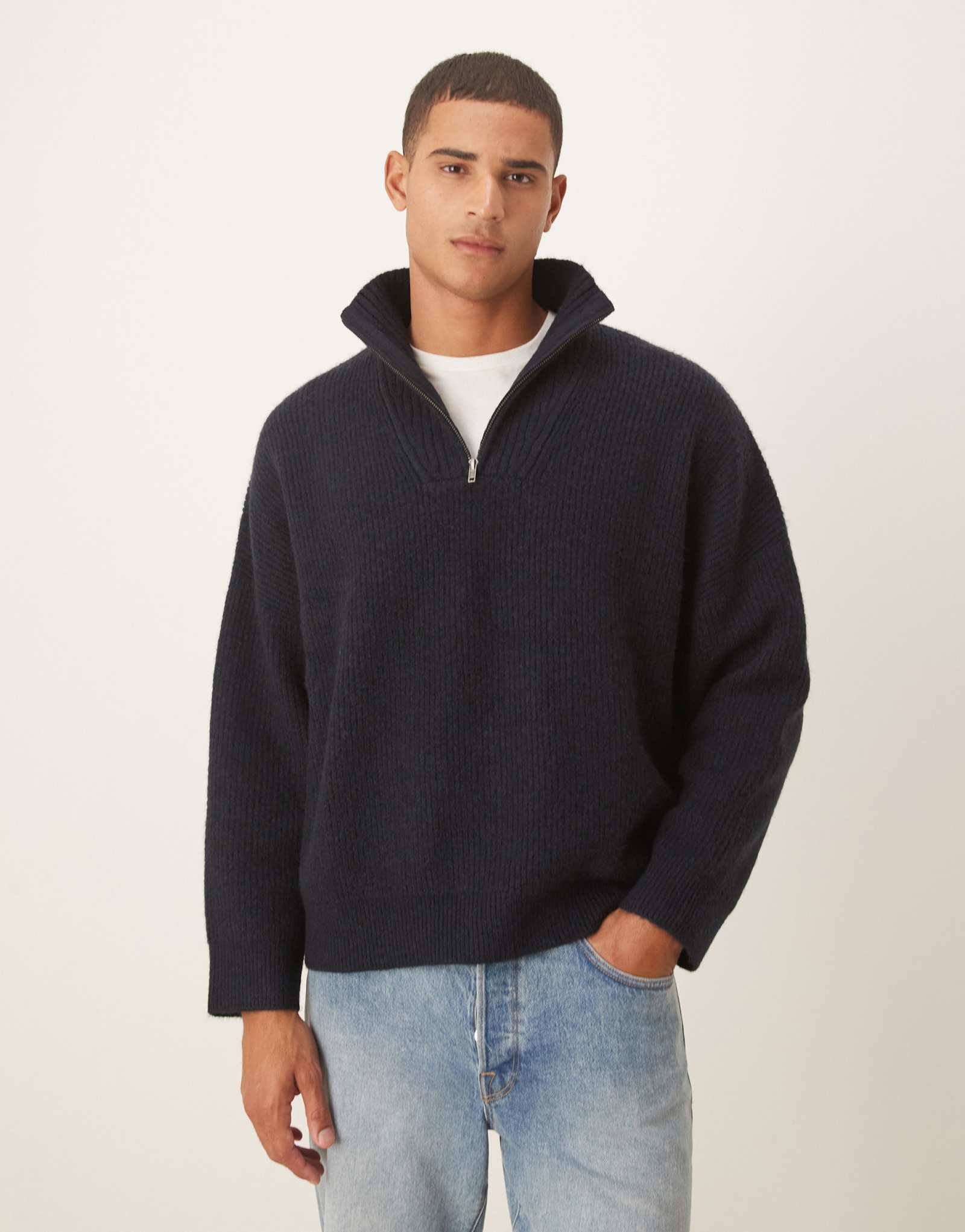 ДИЗАЙНЕРСКИЙ свитер ASOS DESIGN super oversize свободного кроя из трикотажа с воронкообразным вырезом в рубчик темно-синего цвета
