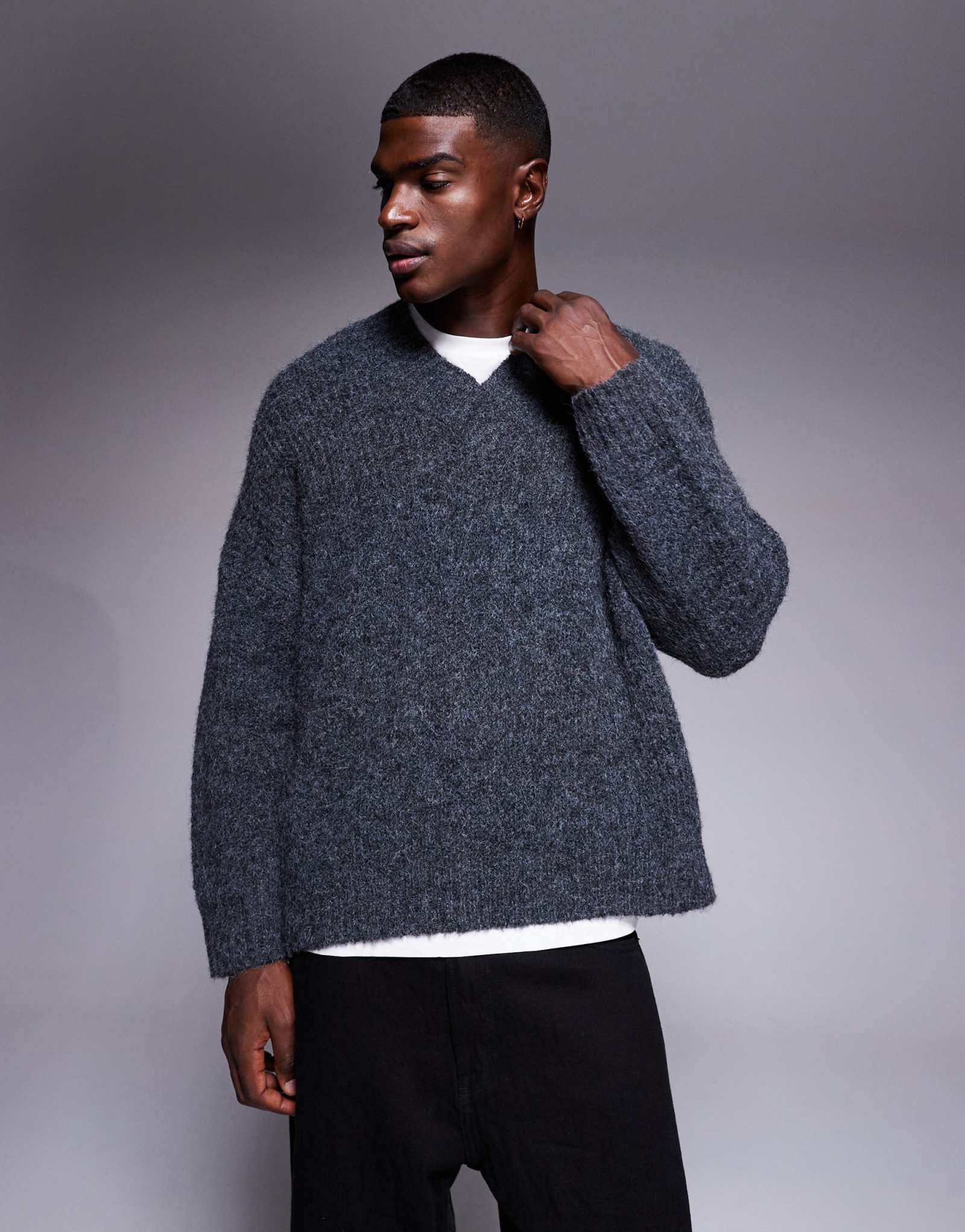 ДИЗАЙНЕРСКИЙ свитер свободного кроя с V-образным вырезом от ASOS DESIGN super oversize цвета древесного угля