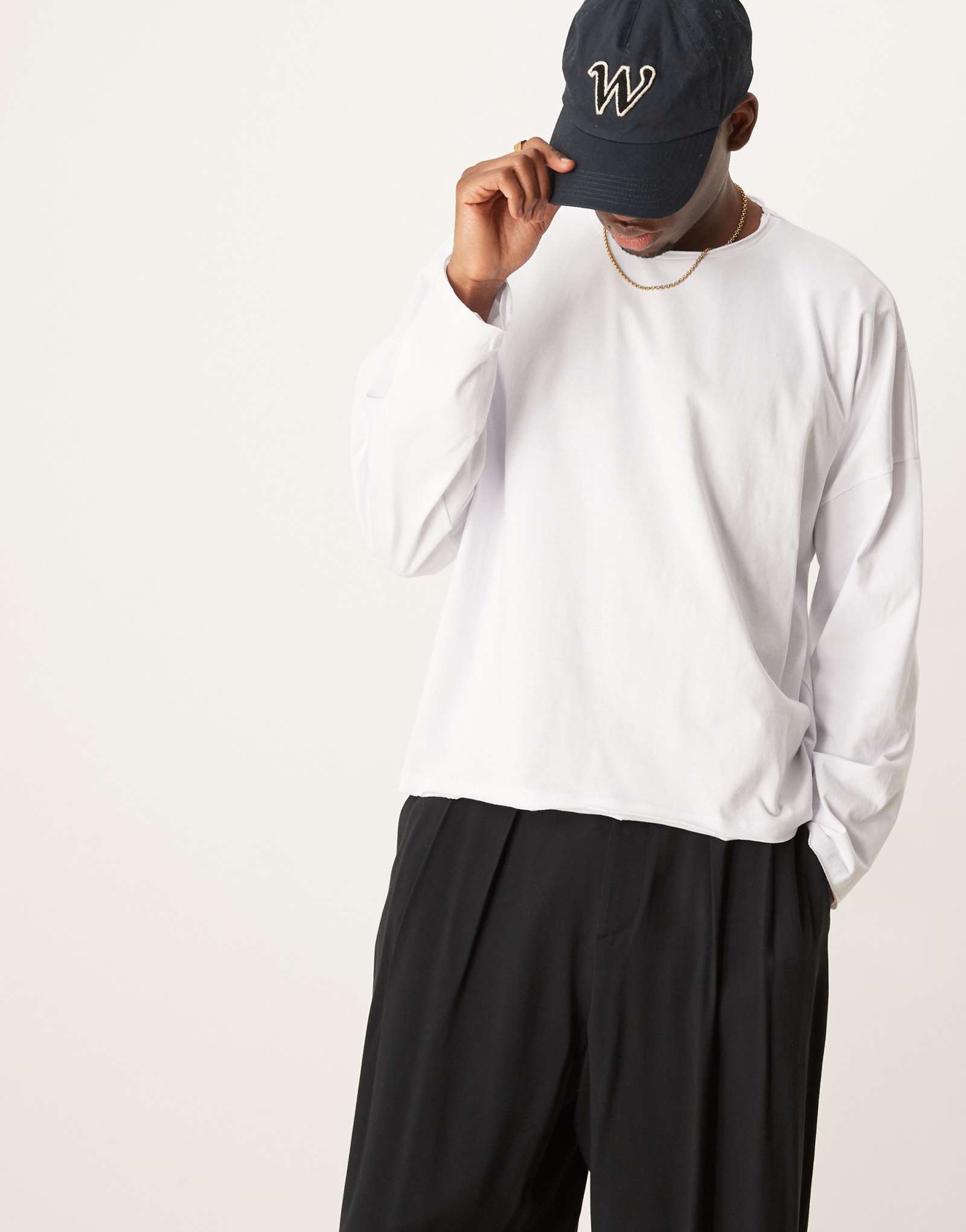 ДИЗАЙНЕРСКАЯ футболка ASOS DESIGN super oversize с длинным рукавом и необработанным краем белого цвета