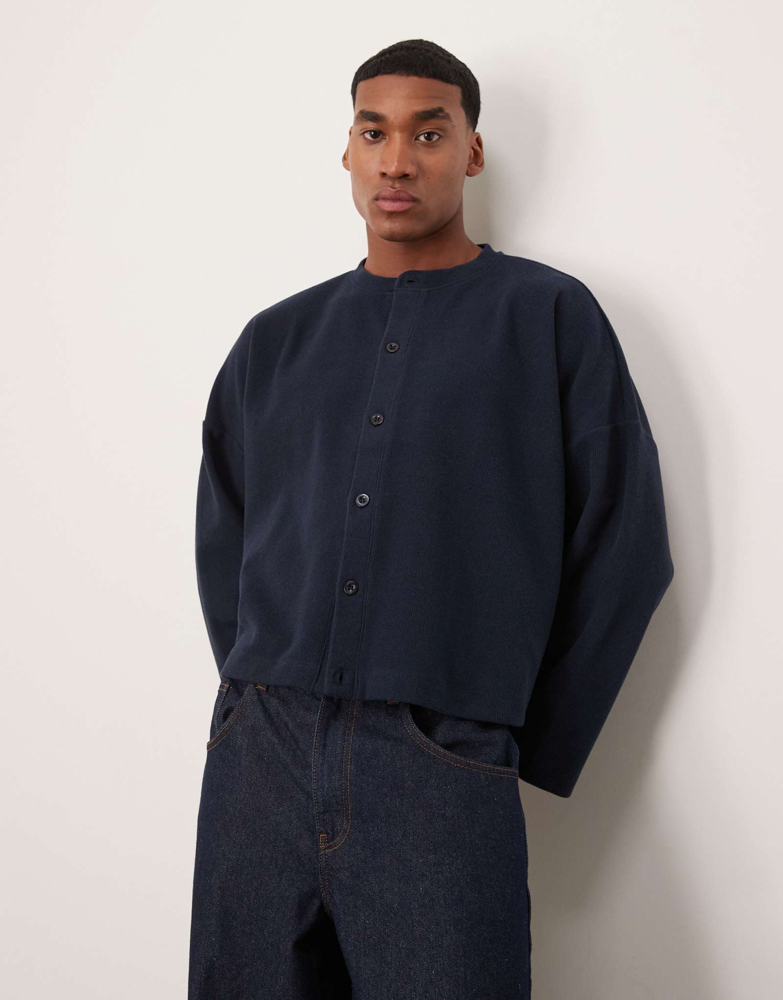 Укороченный кардиган оверсайз от ASOS DESIGN темно-синего цвета в матовую полоску