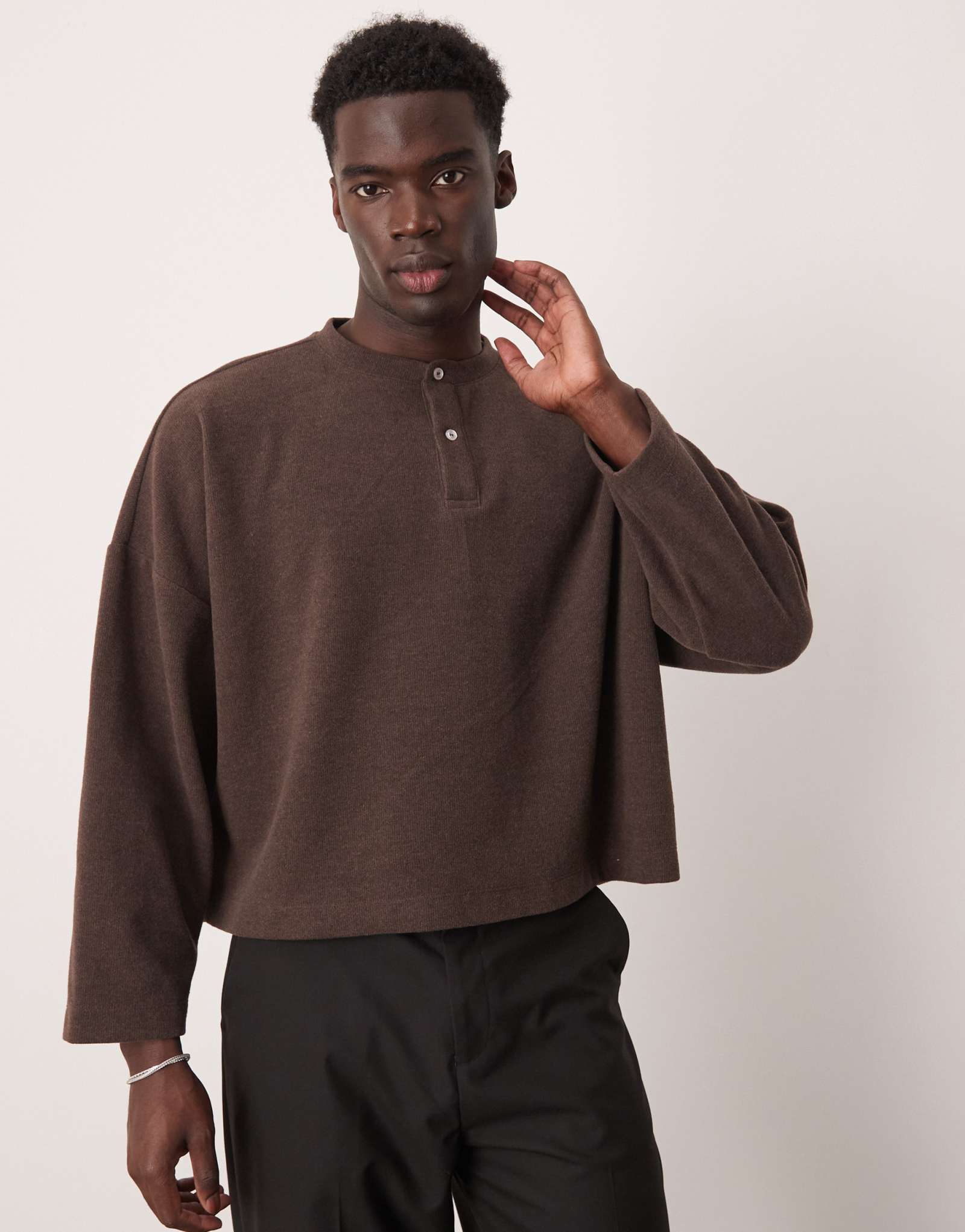 Укороченный свитер henley в крупную рубчатую полоску от ASOS DESIGN super oversize коричневого цвета