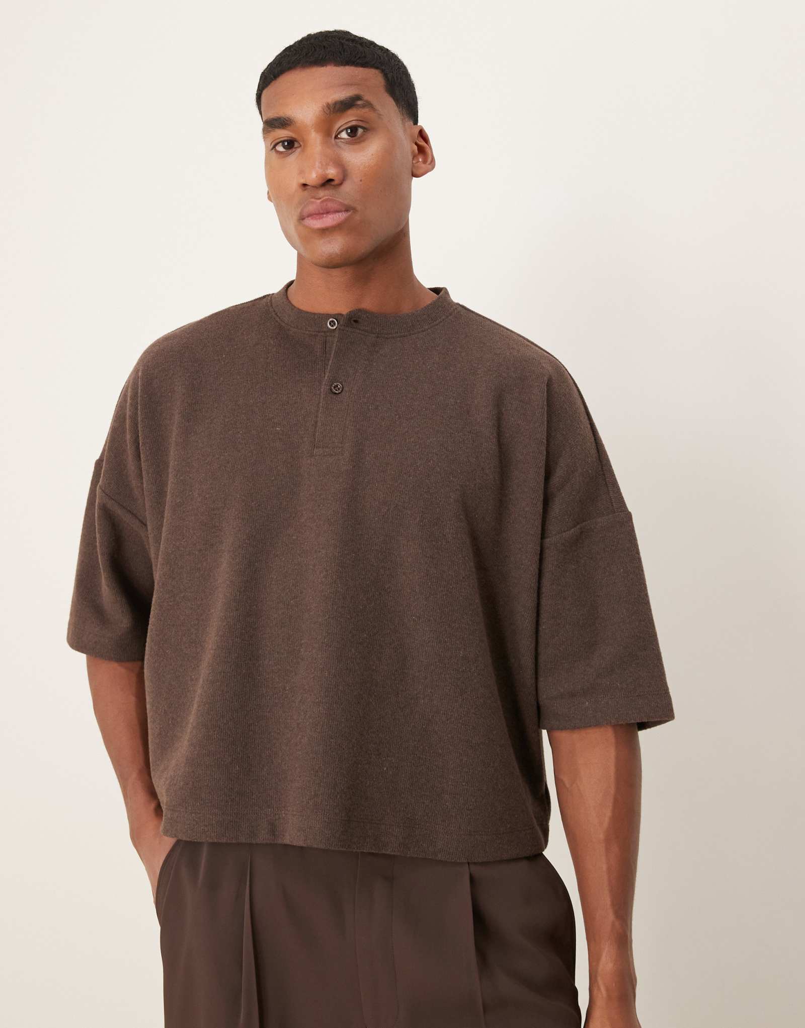 Укороченная футболка henley с вырезом лодочкой от ASOS DESIGN super oversize коричневого цвета в рубчик