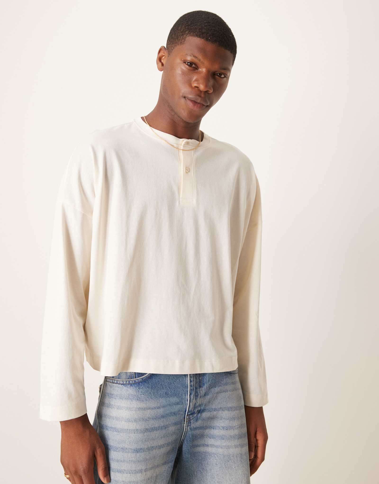 Укороченная футболка с длинным рукавом и вырезом henley от ASOS DESIGN super oversize цвета экрю