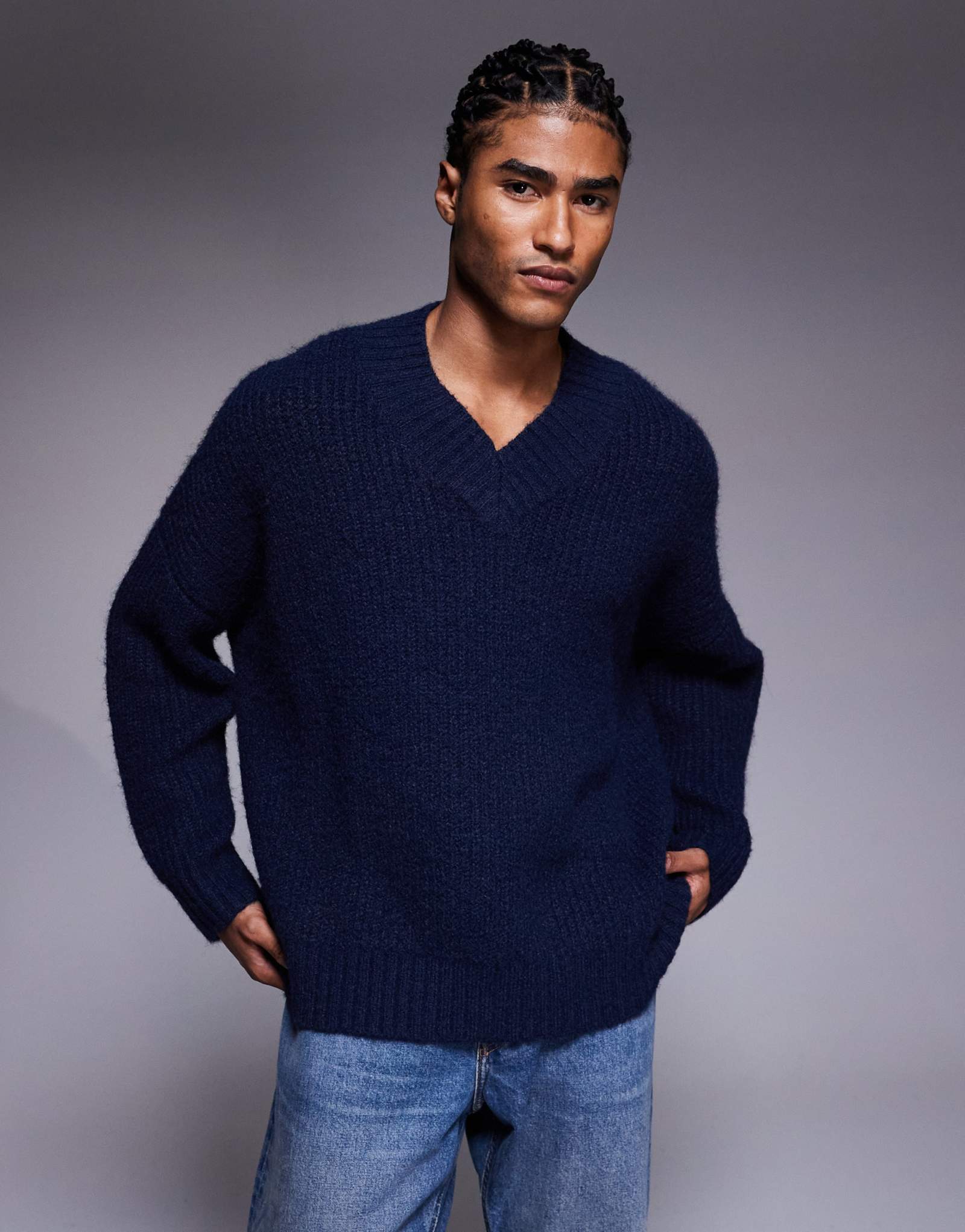 Вязаный свитер с v-образным вырезом от ASOS DESIGN super oversize темно-синего цвета