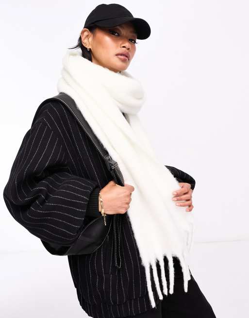 ASOS DESIGN - Super pluizige sjaal met kwastjes in winterwit 