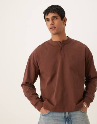 ASOS DESIGN – Super schweres, kastiges Oversize-T-Shirt in Braun mit Henley-Kragen - view 1