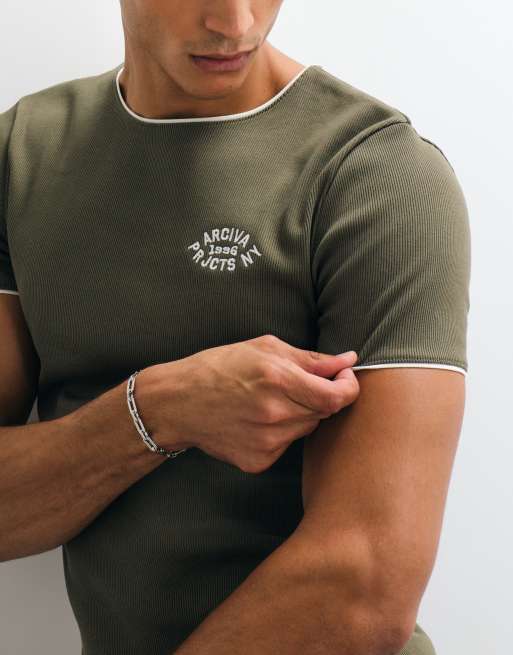 ASOS DESIGN super schweres Muscle-Ringer-T-Shirt mit Brustgrafik in olivfarbenem Rippstrick, 2 von 5