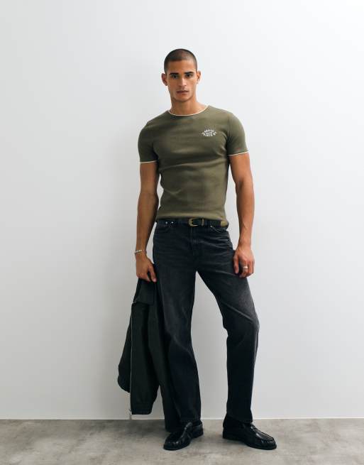 ASOS DESIGN super schweres Muscle-Ringer-T-Shirt mit Brustgrafik in olivfarbenem Rippstrick, 3 von 5