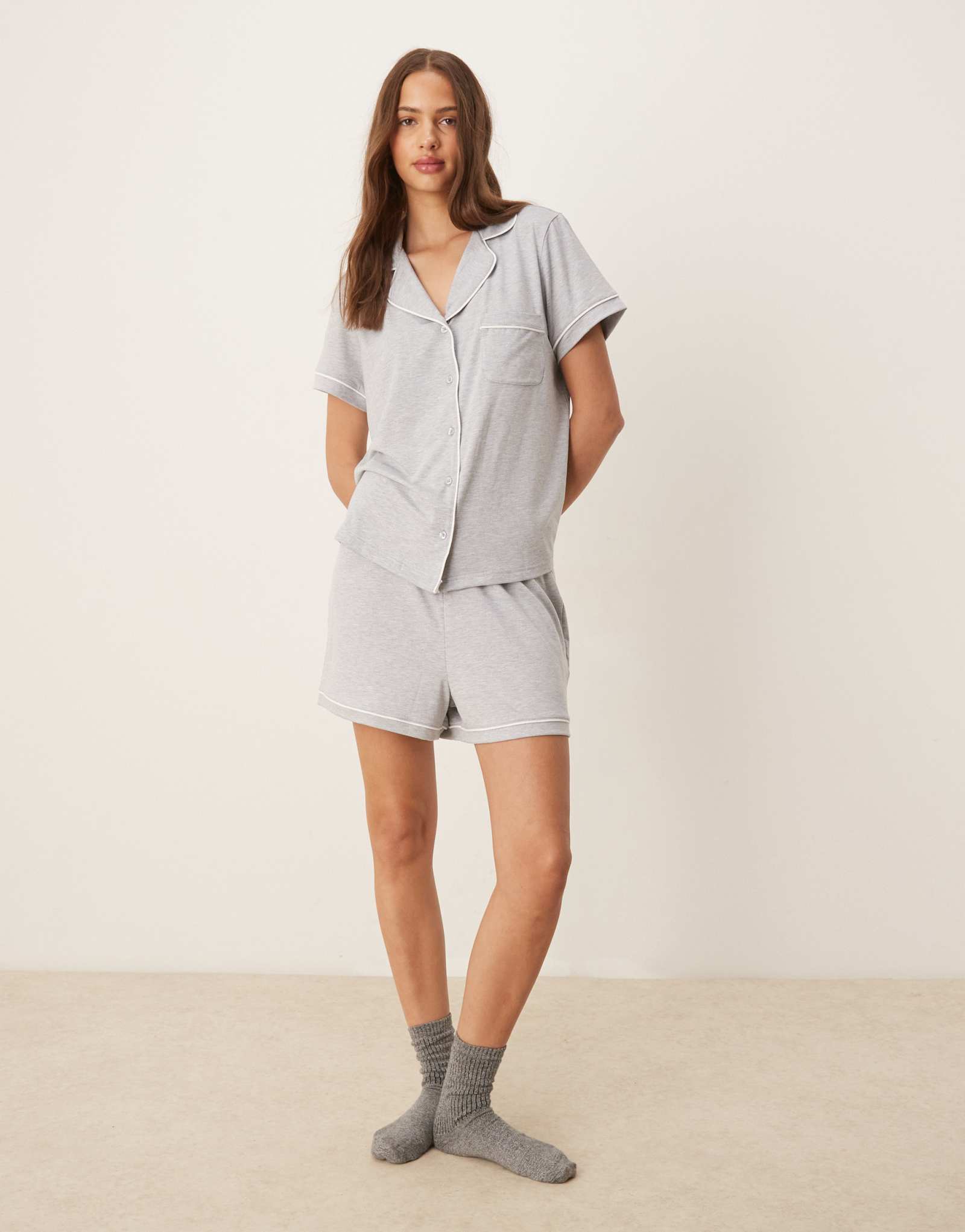 Пижамный комплект ASOS DESIGN из сверхмягкой рубашки с коротким рукавом и шортиков с контрастной окантовкой серого цвета
