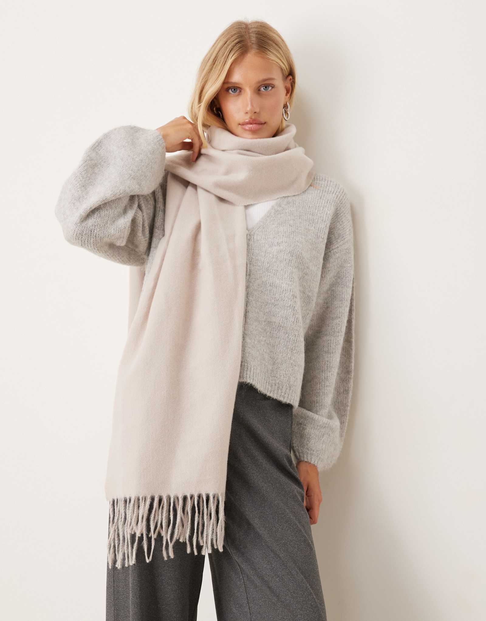 ДИЗАЙНЕРСКИЙ шарф ASOS DESIGN из сверхмягкой ткани с кисточками цвета экрю