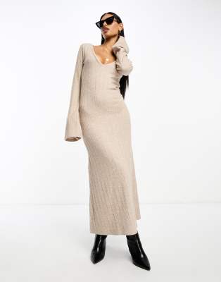 ASOS Design - Super weiches, geripptes Maxikleid in Hellbeige mit V-Ausschnitt-Brown