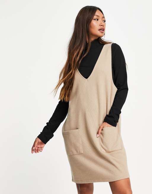 ASOS DESIGN - Super zachte 2-in-1 overgooierjurk en trui in camel en zwart