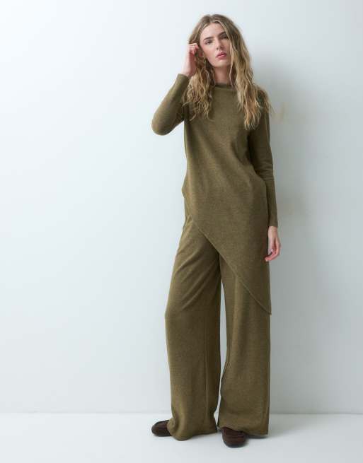 ASOS DESIGN superblød langærmet top med asymmetrisk snit i khaki, 2 af 4