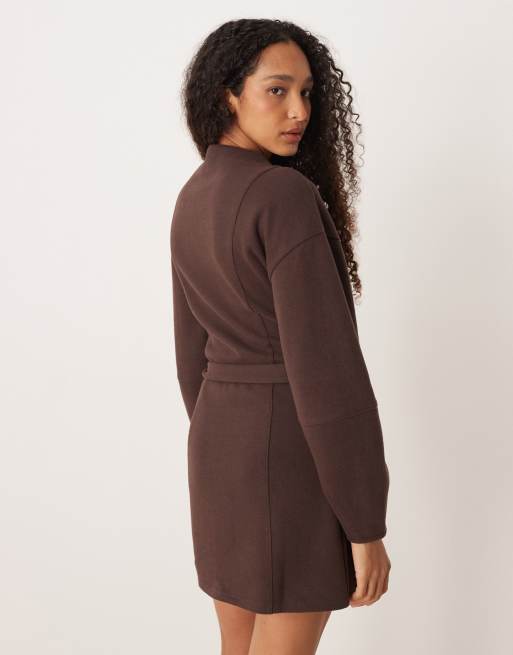 ASOS DESIGN - Superblød og chokoladebrun minikjole med lange ærmer og slå om-bindebånd, 3 af 4