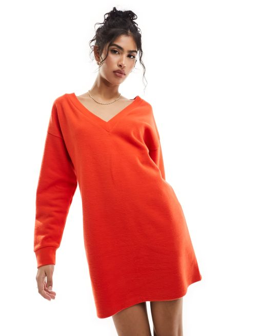 ASOS DESIGN - Superblød og løstsiddende sweater-minikjole med V-hals i rød 