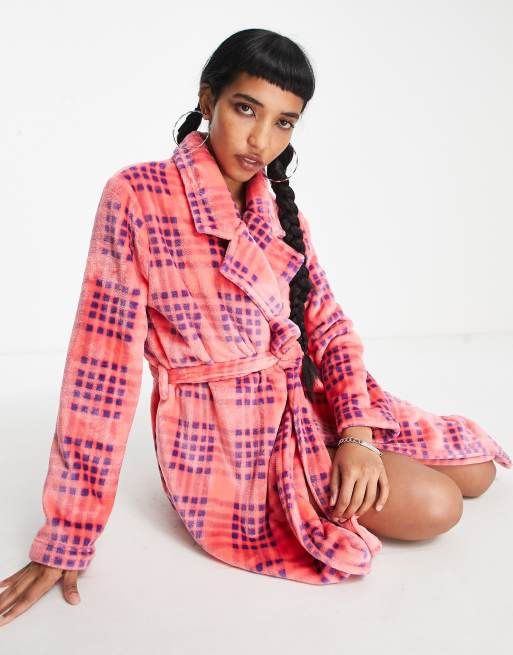 ASOS DESIGN - Superblød ternet midi-badekåbe i pink fleece