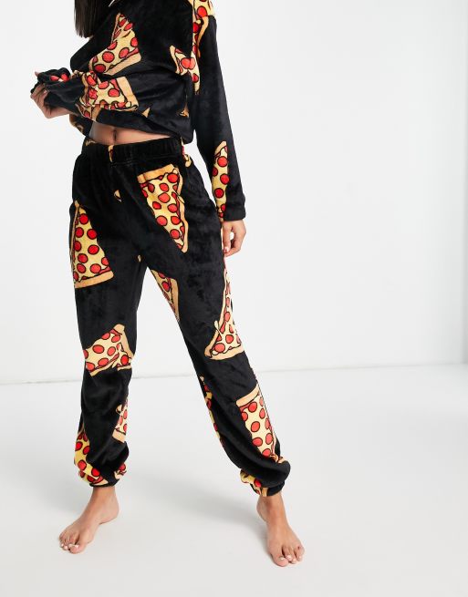 ASOS DESIGN - Superblødt lounge-sæt med sweatshirt og joggingbukser med pizza-print i sort fleece, 2 af 4