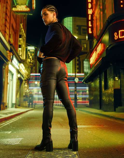 ASOS DESIGN – Supereng geschnittene Cargohose aus mattem Kunstleder in Schwarz, 2 von 4