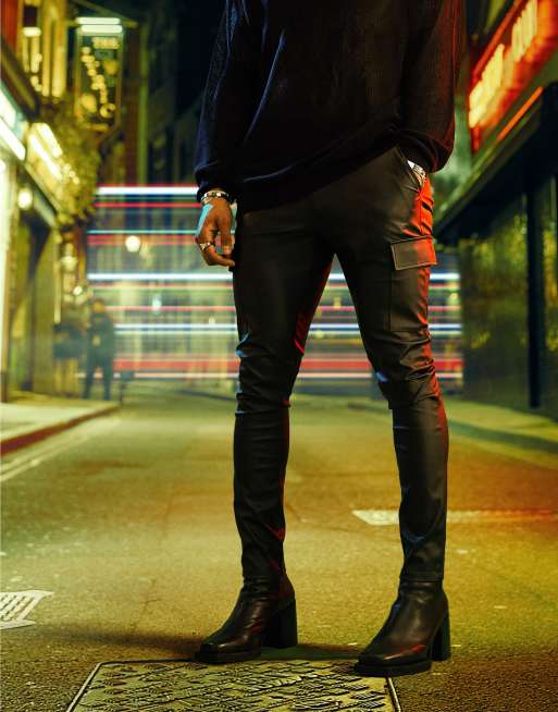 ASOS DESIGN – Supereng geschnittene Cargohose aus mattem Kunstleder in Schwarz, 3 von 4