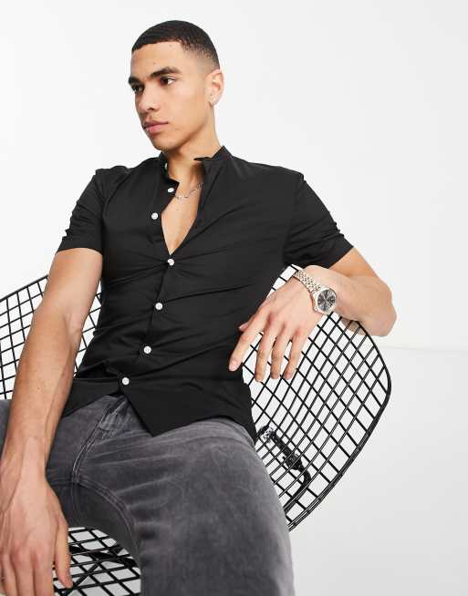 ASOS DESIGN – Superenges, körperbetontes Hemd in Schwarz mit farblich abgesetzten Knöpfen