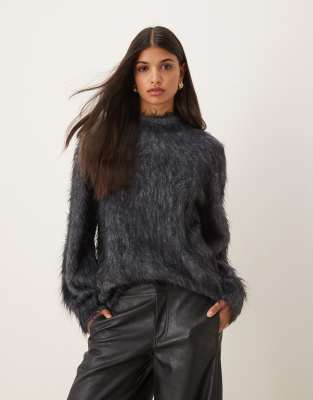 ASOS DESIGN - Superflauschiger Strickpullover in Grau mit Rundhalsausschnitt-Schwarz