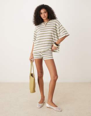 ASOS DESIGN - Superknappe Shorts aus Strick mit Streifen in Olivgrün und Creme, Kombiteil-Bunt