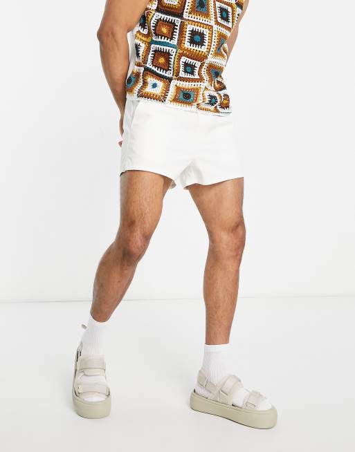 ASOS DESIGN - Superkorte skinny chinoshort met zijsplitten in gebroken wit