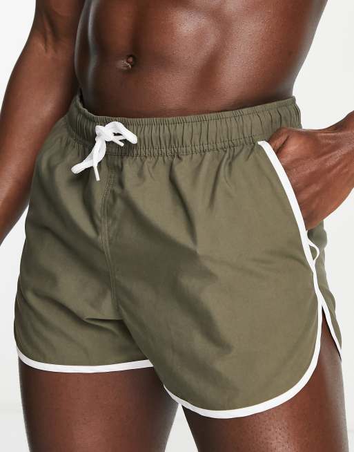 ASOS DESIGN – Superkurze Badeshorts im Lauf-Design in Khaki mit weißer Einfassung
