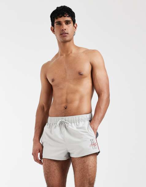 ASOS DESIGN – Superkurze Badeshorts mit gesticktem Sportmotiv - view 1