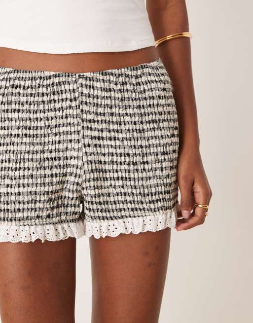 ASOS DESIGN – Superkurze, gesmokte Shorts mit schwarz-weißen Vichy-Karos und Spitzensaum, 3 von 5