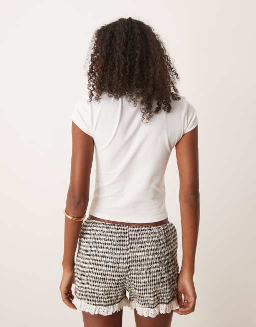 ASOS DESIGN – Superkurze, gesmokte Shorts mit schwarz-weißen Vichy-Karos und Spitzensaum, 5 von 5