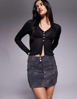 ASOS DESIGN - Superkurzer Minirock in verwaschener schwarzer, strukturierter Lederoptik