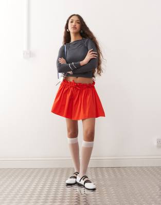 ASOS DESIGN - Superkurzer, tief sitzender Minirock aus Popeline in Rot