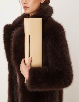 ASOS DESIGN - Superlange Clutch in Buttermilchgelb mit Bügeldetail-Neutral