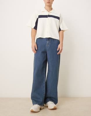 ASOS DESIGN - Superposede jeans med snoede sømme i blå mellemvask - view 1