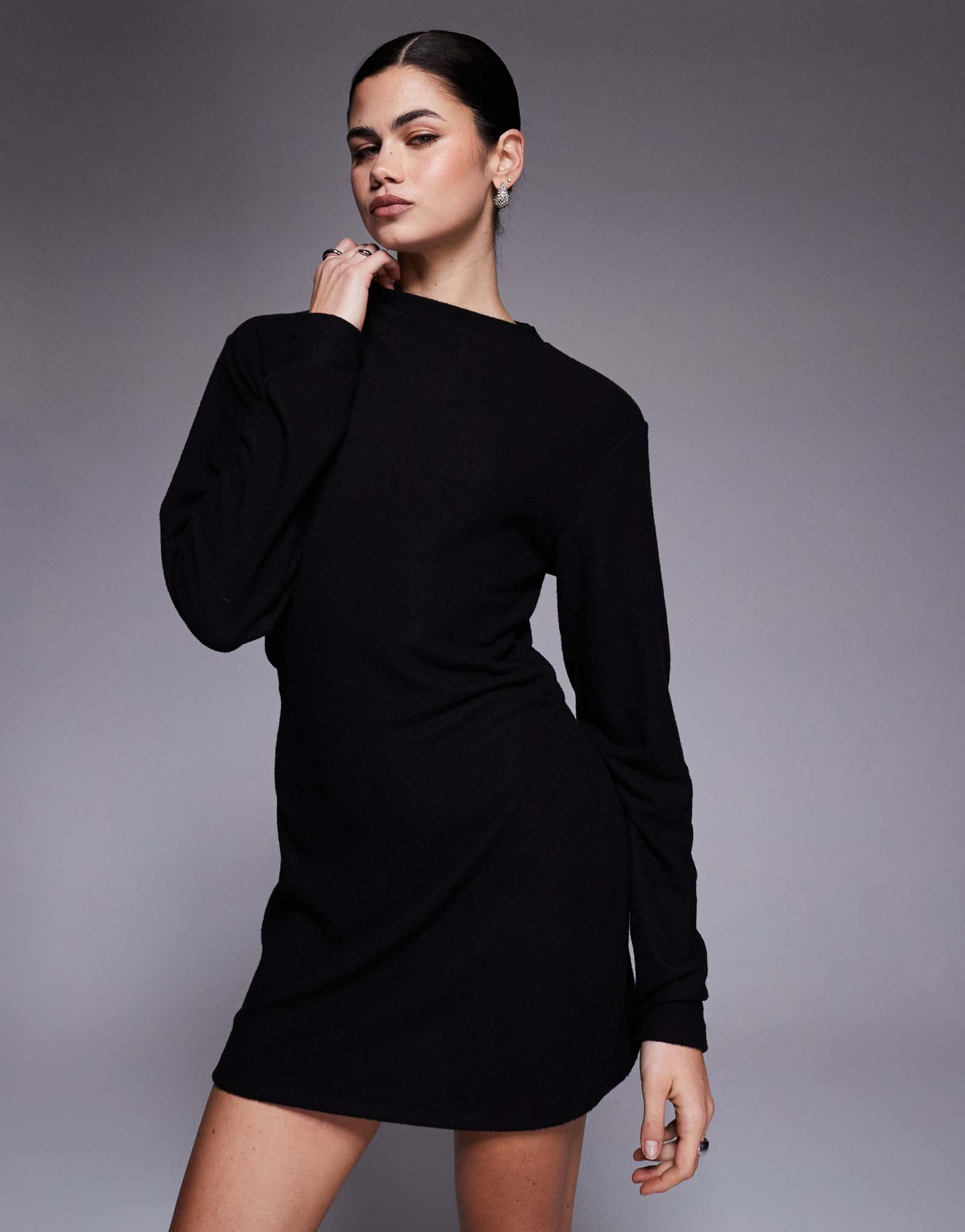 Черное мини-платье ASOS DESIGN supersoft с асимметричным рукавом 