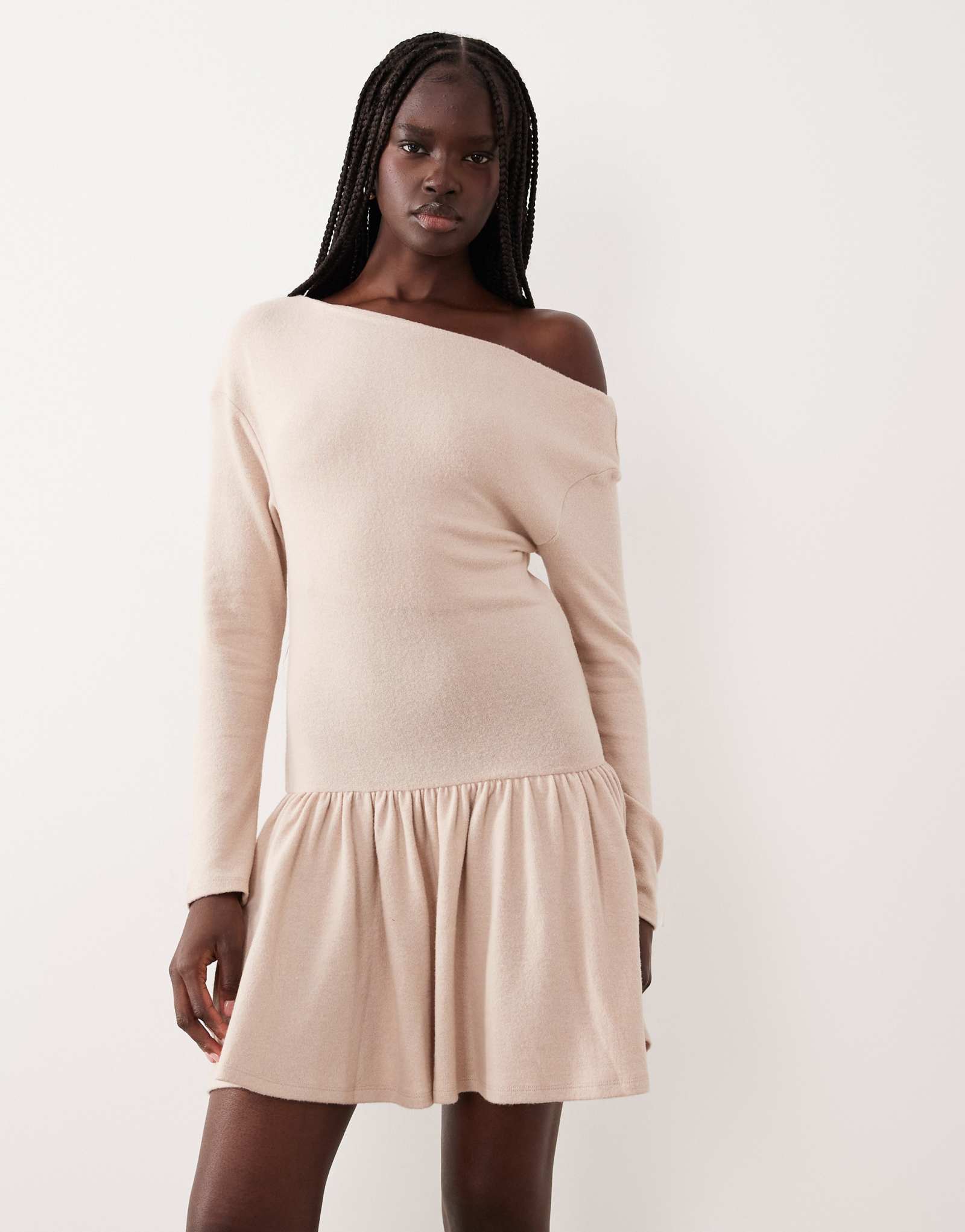 Супермягкое асимметричное мини-платье ASOS DESIGN кремового цвета с заниженным подолом