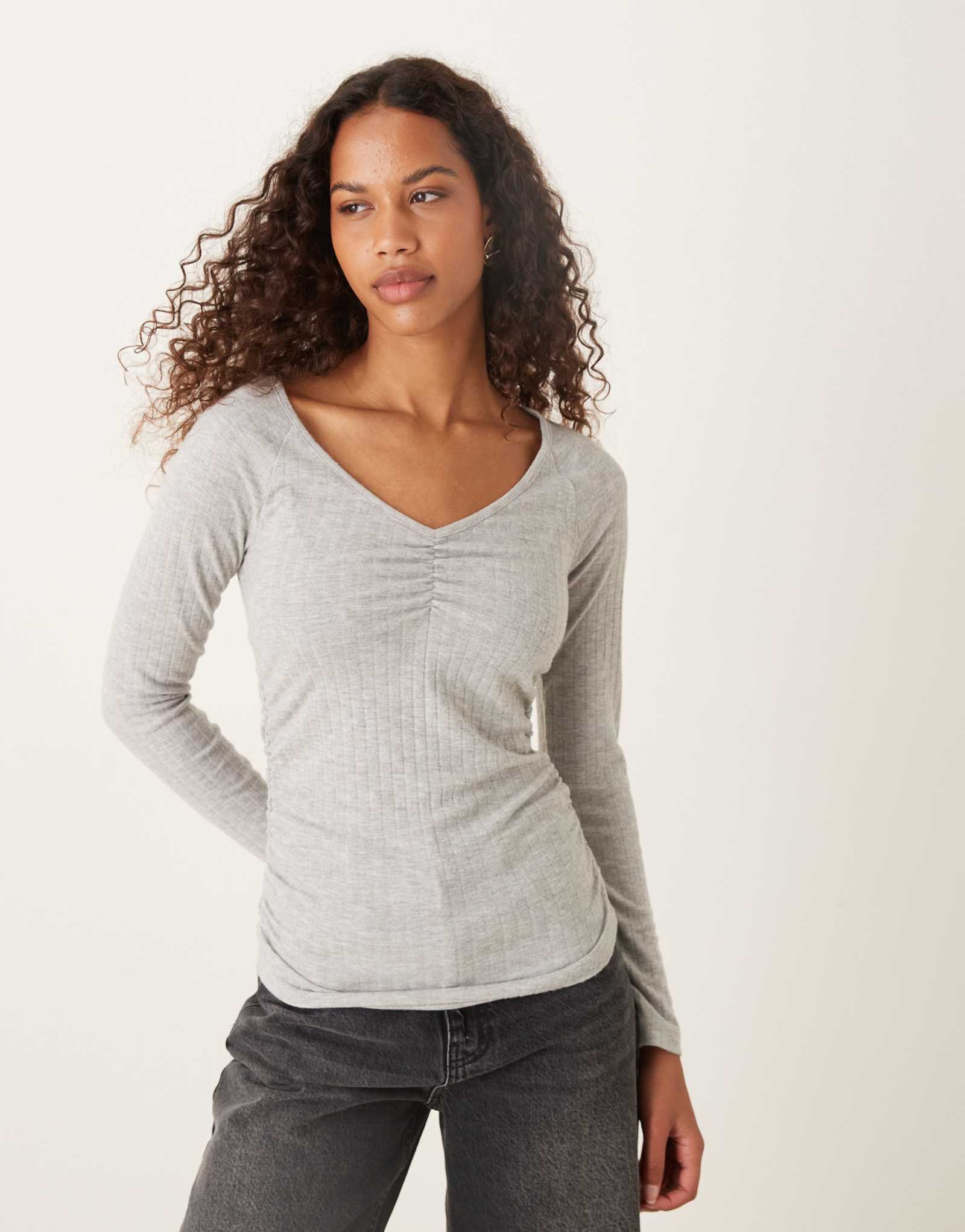 Топ ASOS DESIGN из сверхмягкого матового трикотажа в рубчик с v-образным вырезом и длинными рукавами цвета вереска серого цвета