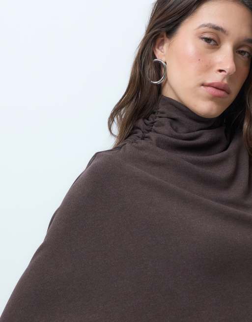 ASOS DESIGN supersoft cape-maxiklänning med drapering i chokladbrun, 3 av 5