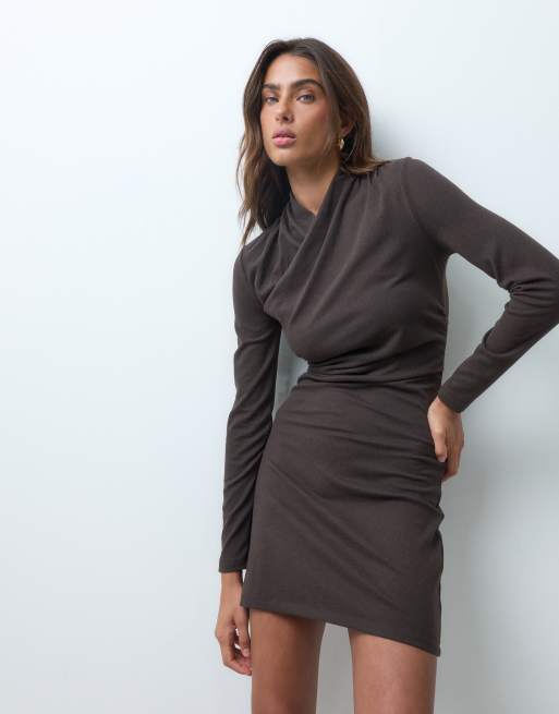 ASOS DESIGN supersoft draperad miniklänning med hög krage och omlott i choklad, 3 av 5