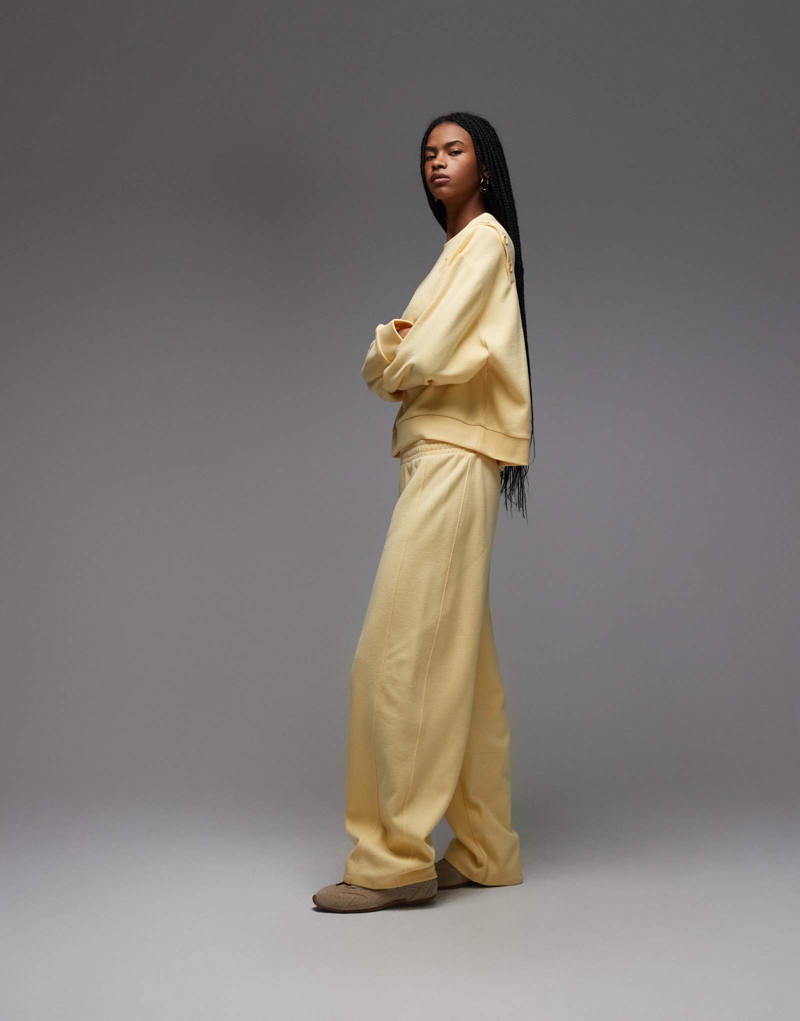 Спортивные брюки ASOS DESIGN supersoft extreme с округлыми штанинами цвета пахты