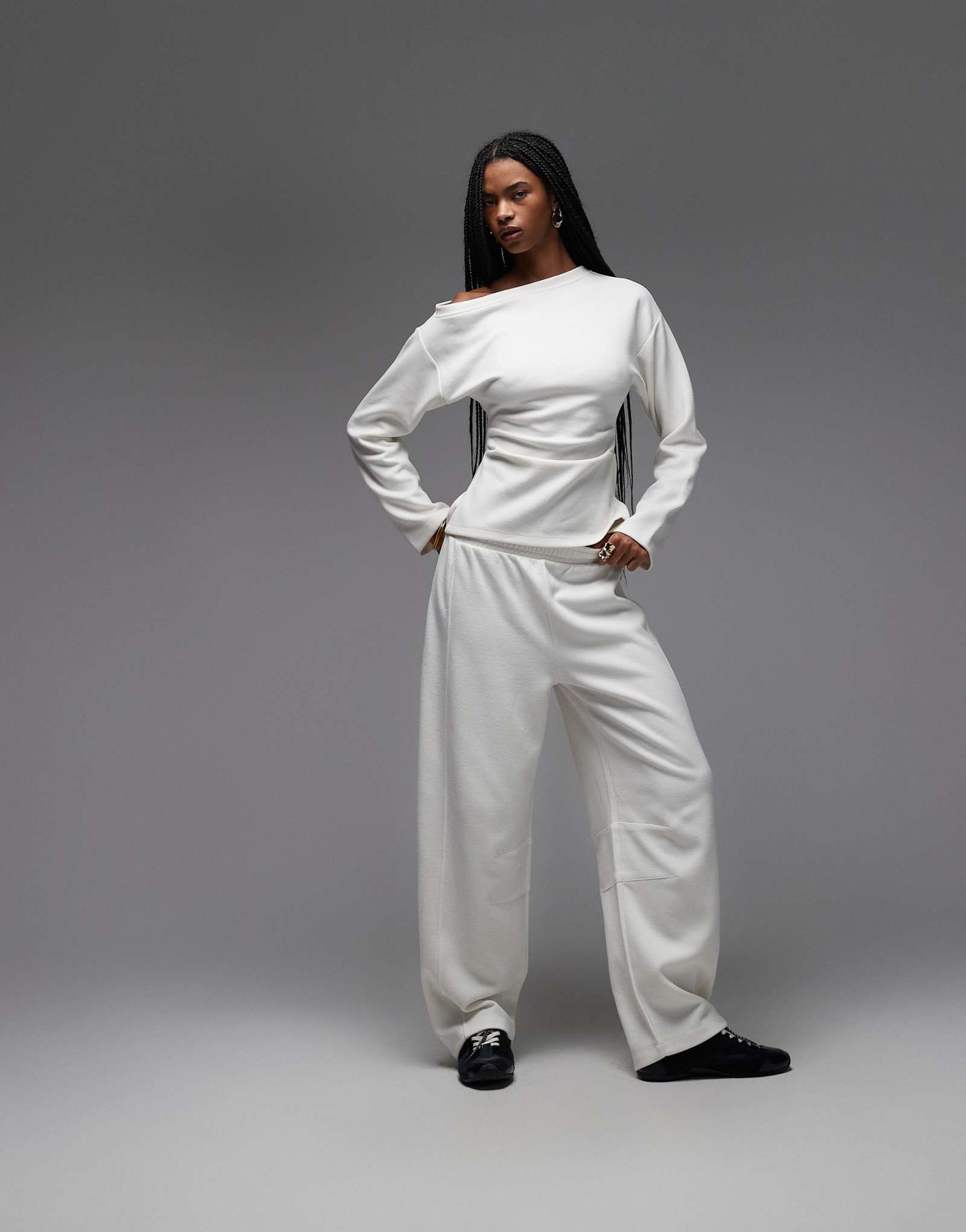 Спортивные брюки ASOS DESIGN supersoft extreme с округлыми штанинами кремового цвета