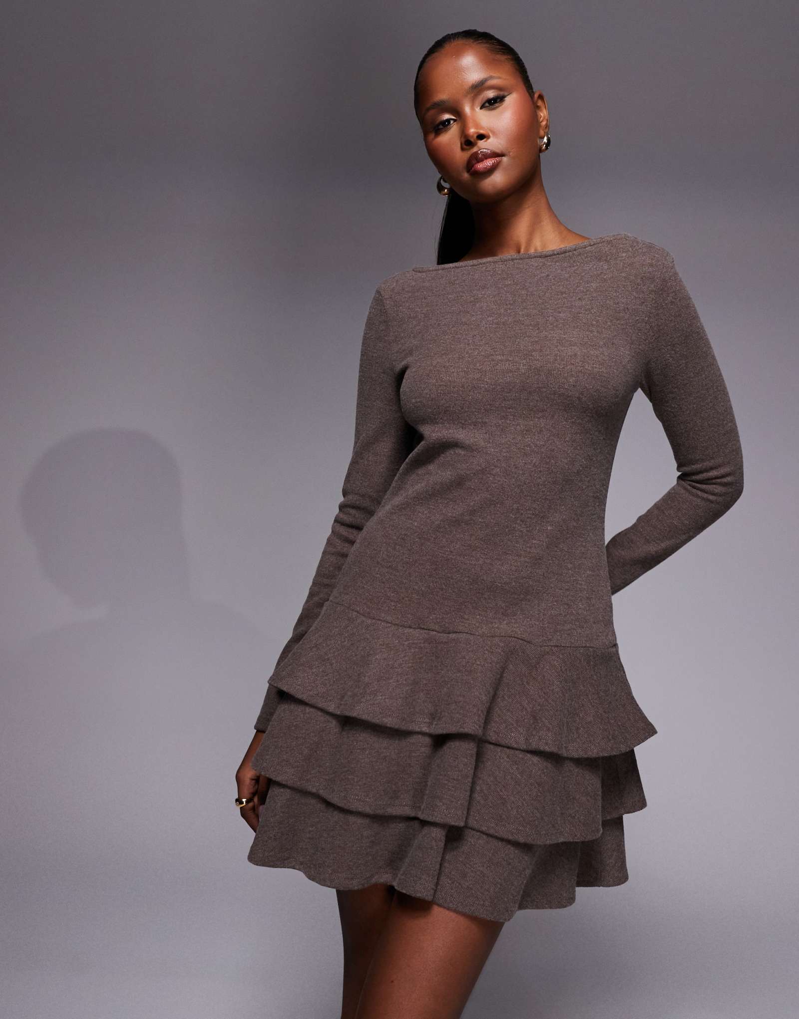 ДИЗАЙНЕРСКОЕ мини-платье кофейного цвета с супермягкой юбкой rara с длинными рукавами и ярусами от ASOS DESIGN