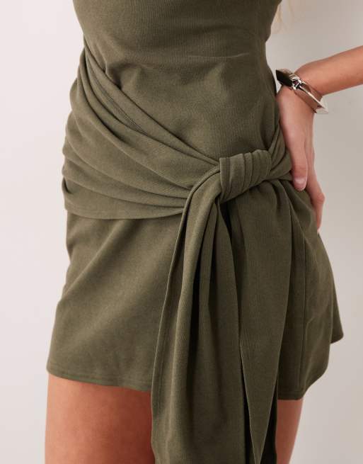 ASOS DESIGN supersoft miniklänning med knytning i sidan i olivgrön, 3 av 4