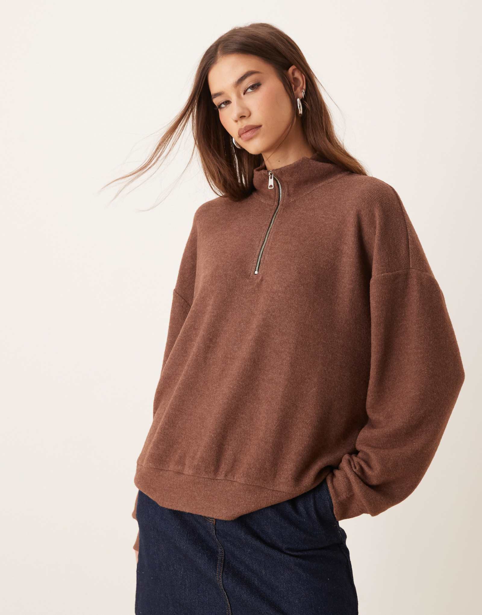 ДИЗАЙНЕРСКАЯ толстовка ASOS DESIGN supersoft с объемным воротником-стойкой и застежкой на четверть молнии шоколадного цвета