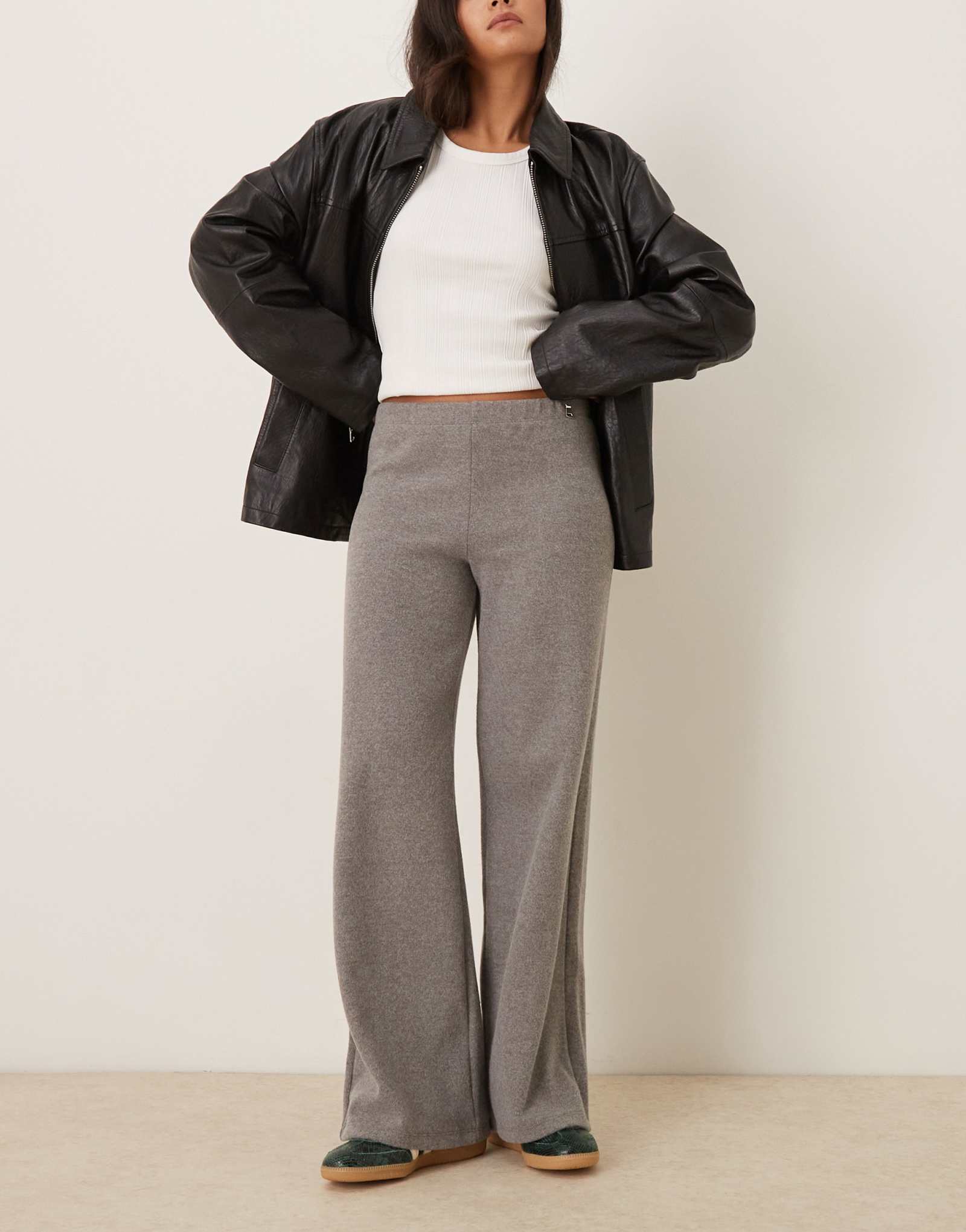 Дизайнерские брюки ASOS supersoft светло-серого цвета - часть комплекта