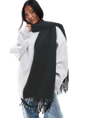 supersoft scarf with tassels in black