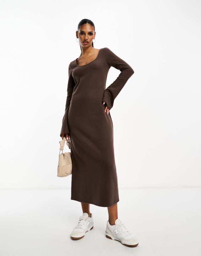 ASOS DESIGN - supersoft scoop neck maxi dress with flare sleeve in brown