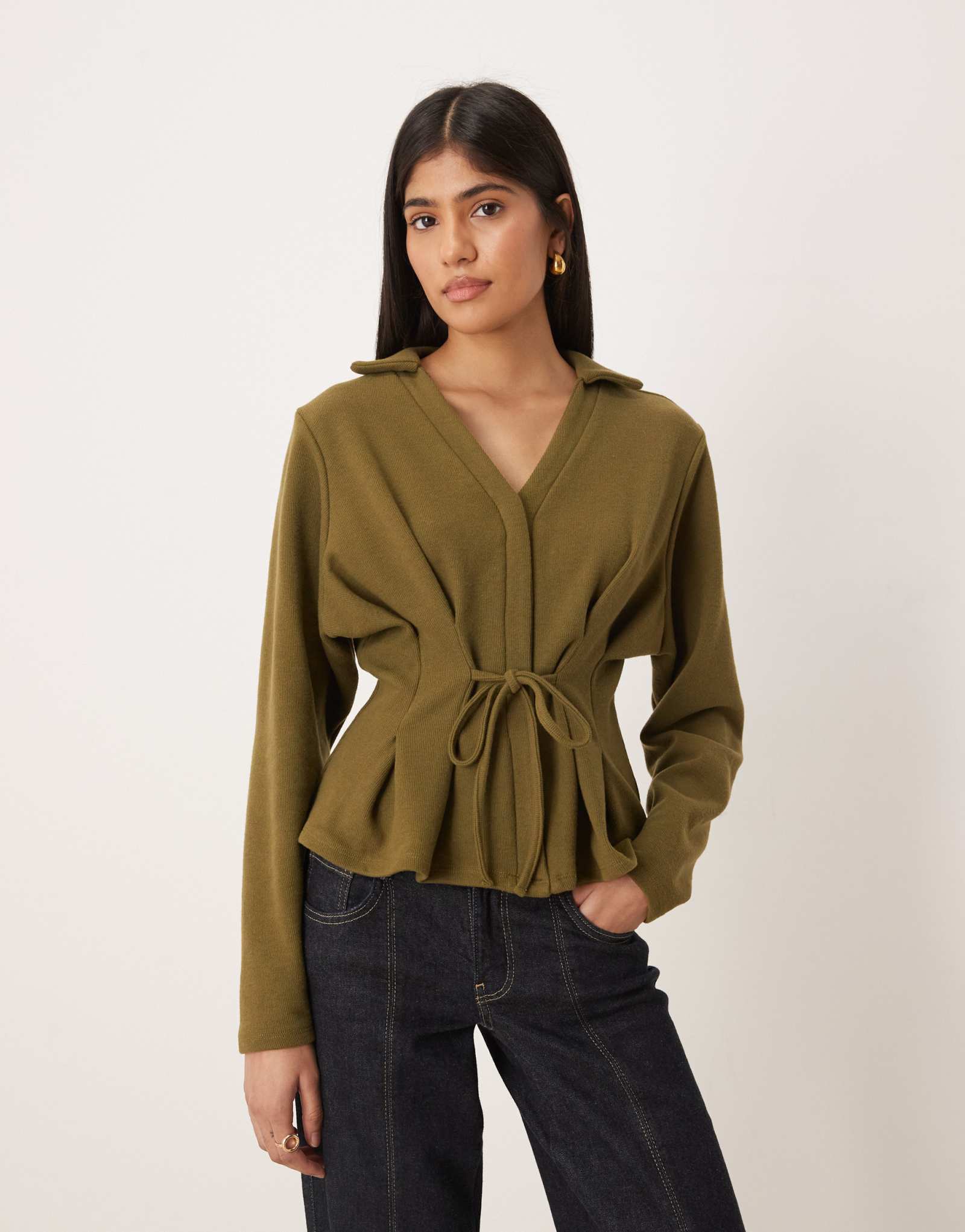 Топ-поло с длинными рукавами и завязками из сверхмягкой ткани ASOS DESIGN темно-оливкового цвета